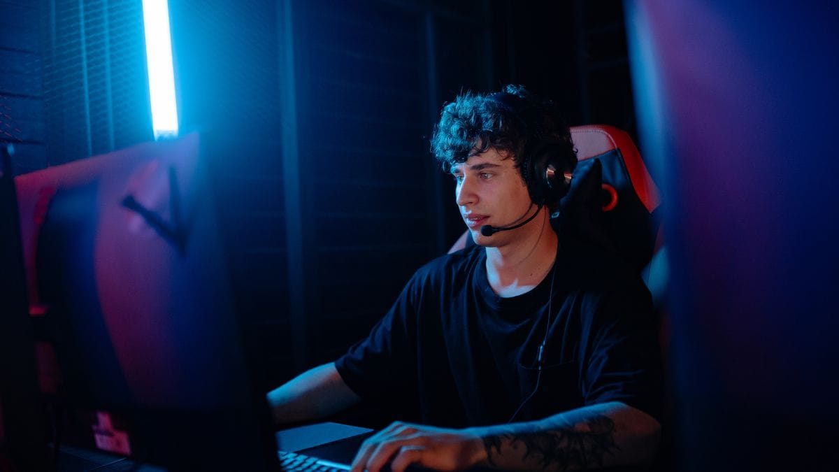 Cloud gaming on a laptop with a controller
